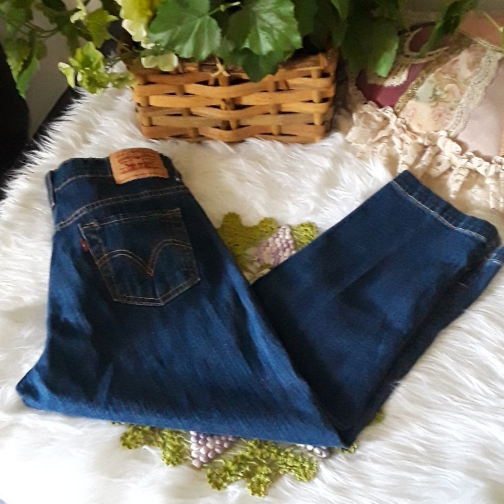 ⬇️PRICE DROP TODAY 👖CUTE LEVI'S CAPRIS